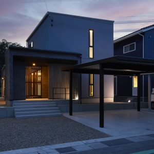 ２階建て住宅の夜の外観。