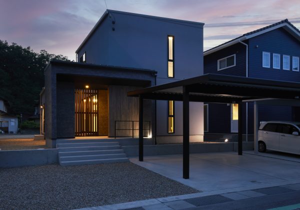 ２階建て住宅の夜の外観。