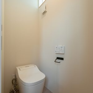 高い位置に窓のあるシンプルなトイレ空間