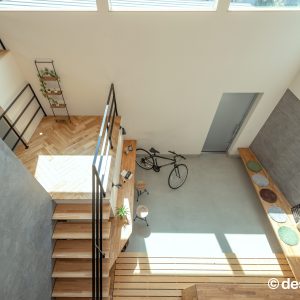広々とした玄関ホールと玄関階段を２階から見た様子。