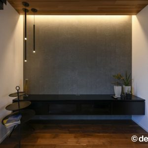 フロートタイプのテレビ台上の間接照明とペンダントライトを組み合わせた空間