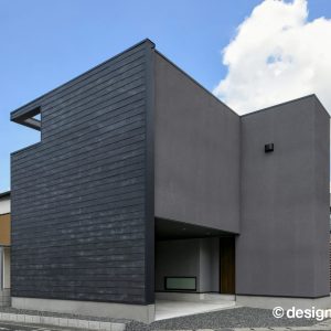 ブラックで統一した軒なしのラインが美しい外観