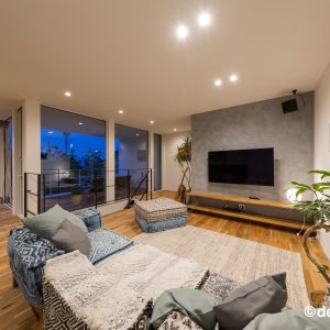 テラスへつながる大きな窓から夜景を見れる夜のリビング