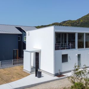 白の外壁と軒なしが特徴の住宅の外観