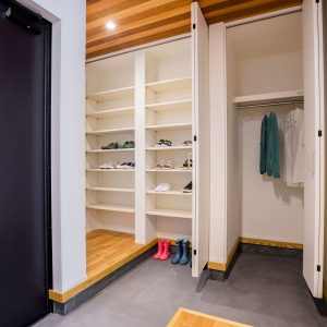 枕棚とハンガーパイプ、可動棚の扉付き玄関収納