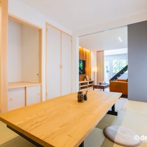 リビングの一角に設けた大きな木のテーブルのある和室