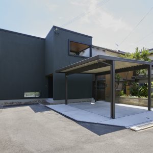 水平ラインが際立つ形の塗り壁の外観