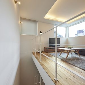 玄関階段からあがった先の、光の差す２階リビングの様子