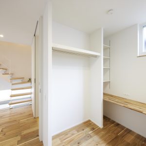 玄関から直線状にある、オープン収納とカウンターのある部屋